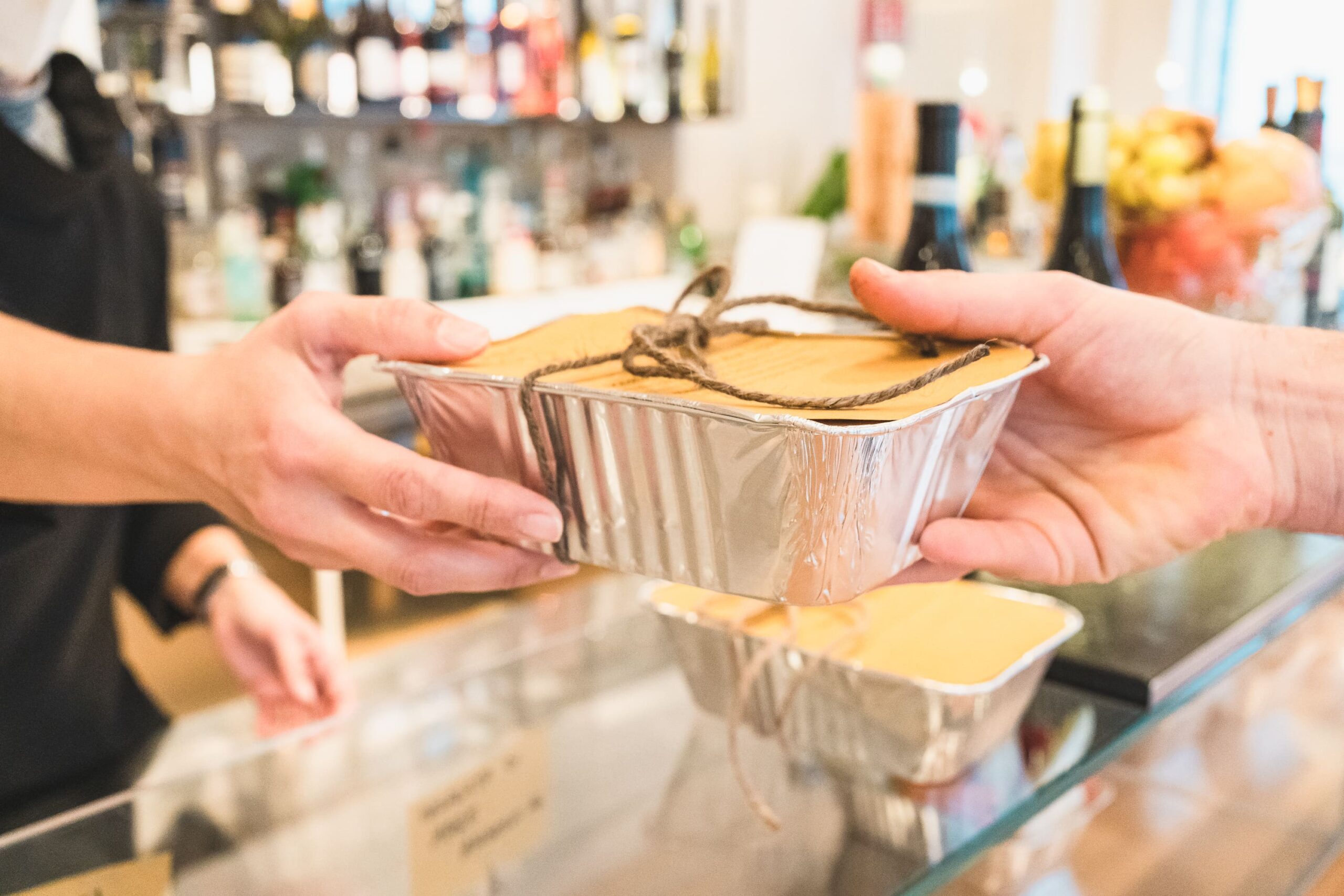 mano che ritira cibo da asporto ristorante angolo16 torino